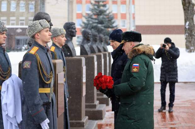 Губрернатор региона принял участие в открытии бюста Героя России Артёма Иванова в Смоленске