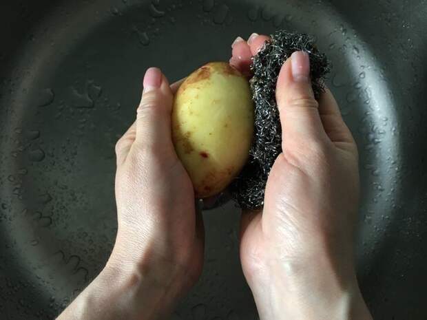9. Чтобы легко почистить молодой картофель, как следует потрите его металлической губкой для посуды.