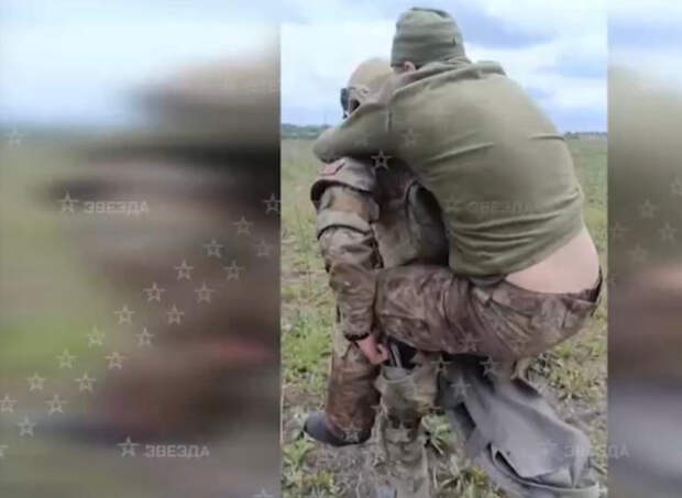 Российский боец вынес на руках раненого солдата ВСУ: пока шли по минному полю – пели…