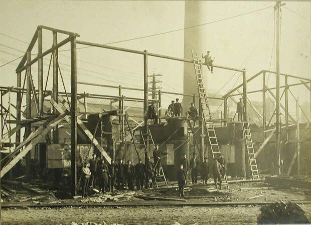 10. Рабочие у металлического каркаса одного из будущих цехов Обуховского сталелитейного завода. 22 сентября 1909
