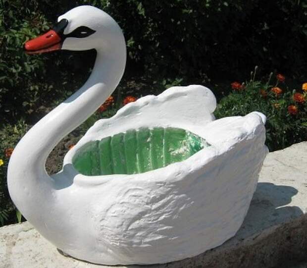 Кашпо своими руками для сада в форме лебедя