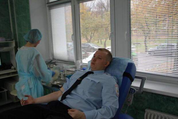 Полицейский сдает кровь. Фото: пресс-служба УВД по СВАО