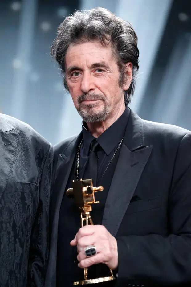 Встречается с 28-летней девушкой и танцует на улицах: как сейчас выглядит и чем занимается Аль Пачино