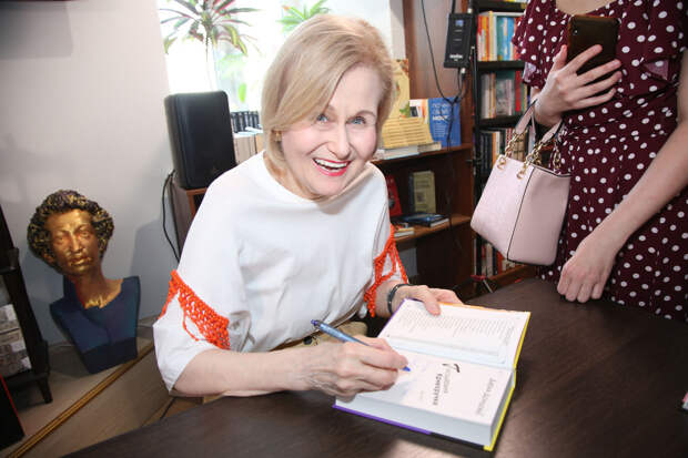 Донцова: не ставлю себе цель — написать 300 книг