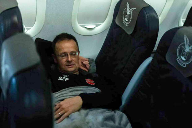 Глава МИД Венгрии Сийярто показал, как спал в самолете до Москвы