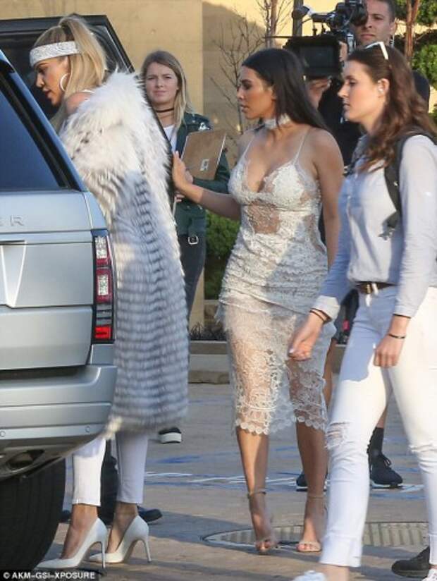 Ким Кардашян надела на вечеринку белое прозрачное платье