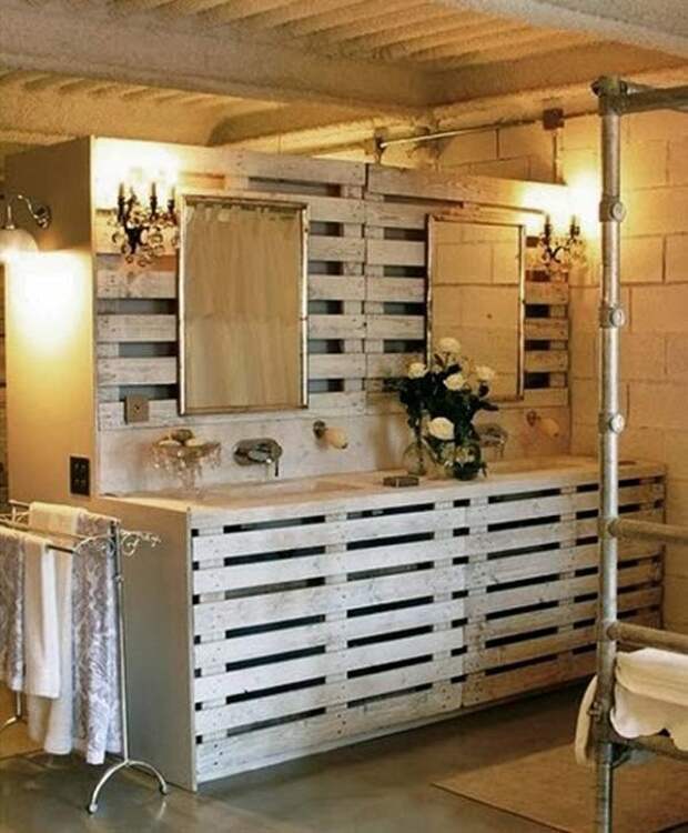 Мебель в ванной комнате создана при помощи европоддонов - смотрится очень необыкновенно.