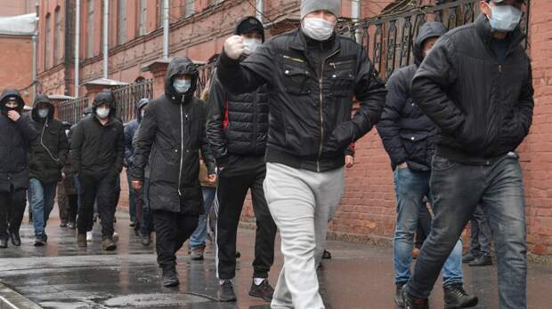 В России значительно уменьшилось число мигрантов. Вот почему это произошло