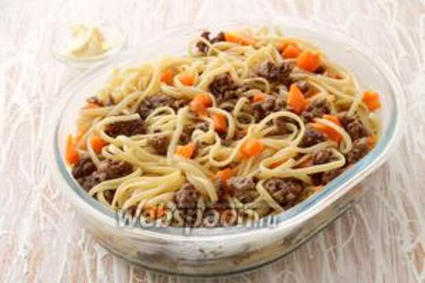 Смешать макаронные изделия с мясом и тыквой, переложить в смазанную мягким сливочным маслом (50 г) форму.