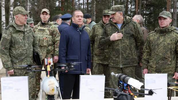 Медведев: ни одна армия в мире сейчас не справится с «роем дронов»