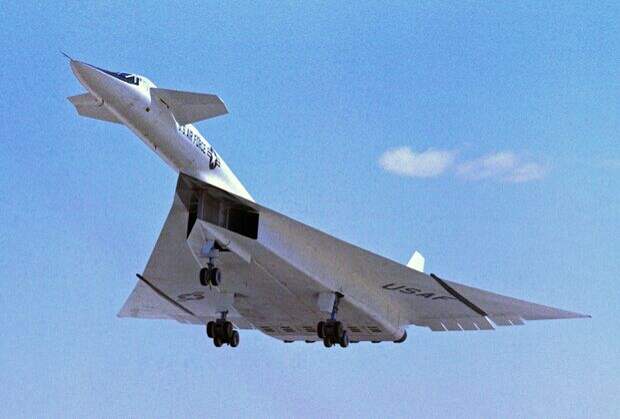 Белый лебедь. 35 лет назад в СССР создали один из лучших бомбардировщиков. Почему Ту-160 до сих пор актуален?