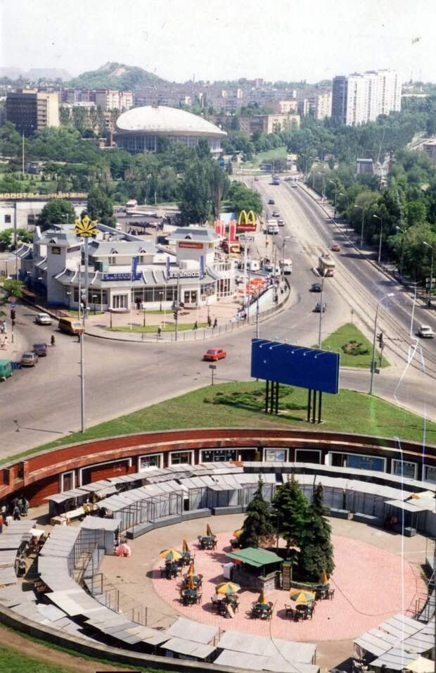 Подземный переход на Площади коммунаров. Ещё не Золотое кольцо. Вторая половина 90-х. https://t.me/webmoney_dn/312430