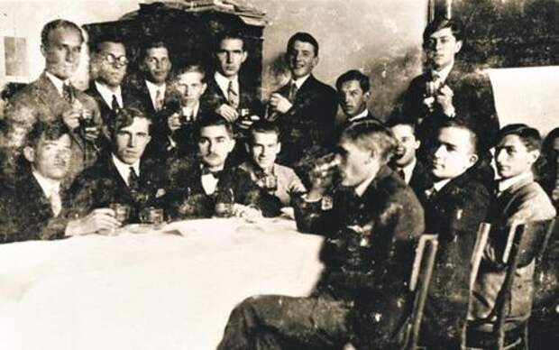 Львов, 1928 г. Совет пластунов Червона калина. Четвертый слева в верхнем ряду со стаканом — Бандера.
