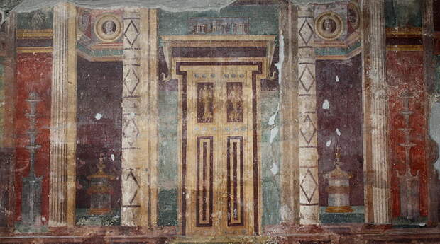 Изображения ложных дверей можно встретить на виллах Помпеи