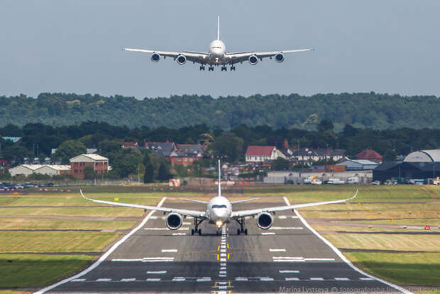 А350 взлетает, А380 садится на авиасалоне в Фарнборо, Великобитания, июль 2014.