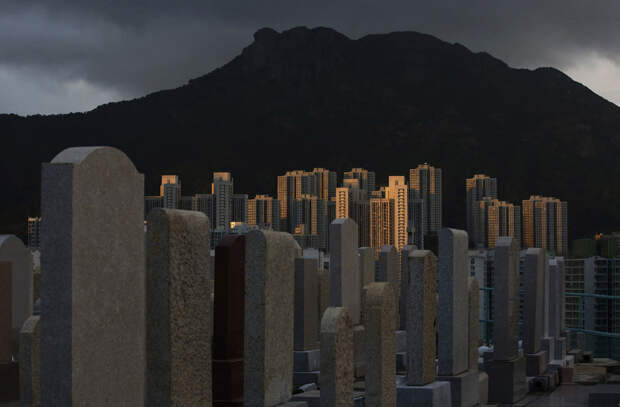 Живые и мертвые: кладбище на холме неподалеку от жилых кварталов