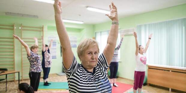 Пенсионеры занимаются гимнастикой/mos.ru