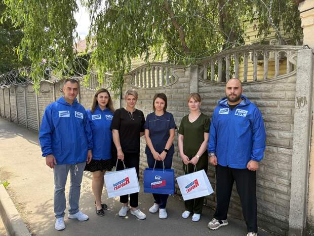Молодогвардейцы Адыгеи поздравили медицинских работников госпиталя в Майкопе с профессиональным праздником