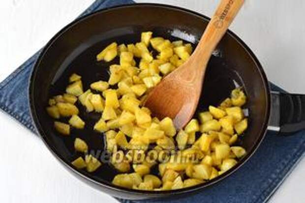 Картофель (5 штук) очистить, порезать кубиками и обжарить на части подсолнечного масла почти до готовности. Приправить солью (0,75 ч. л.).