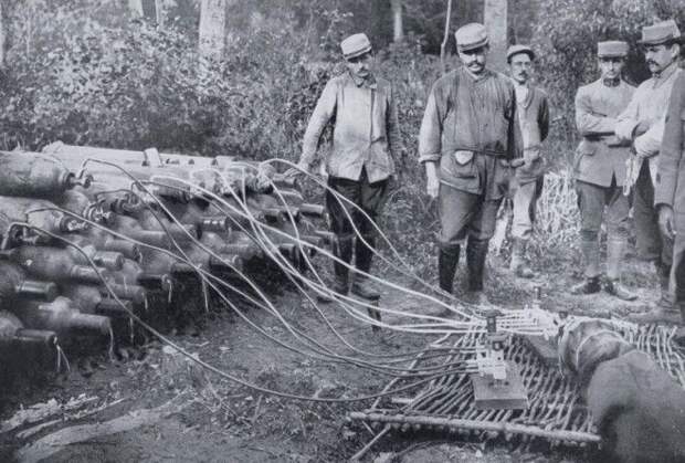 6. Французские солдаты наполняют водородом воздушный шар, 1918 6. Французские солдаты наполняют водородом воздушный шар, 1918 война, война в воздухе, война в небе, вторая мировая война, исторические фото, первая мировая война