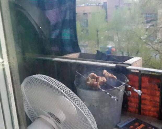Самое главное в шашлычном деле - поделиться шикарным ароматом с соседями Самое главное в шашлычном деле - поделиться шикарным ароматом с соседями прикол, шашлык, юмор