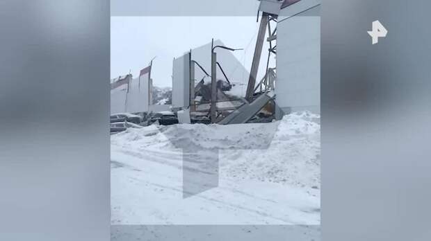 РЕН ТВ публикует кадры с места обрушения крыши на заводе в Липецкой области