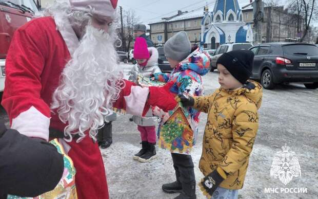Рязанских детей поздравили сотрудники МЧС в костюмах Дедов Морозов