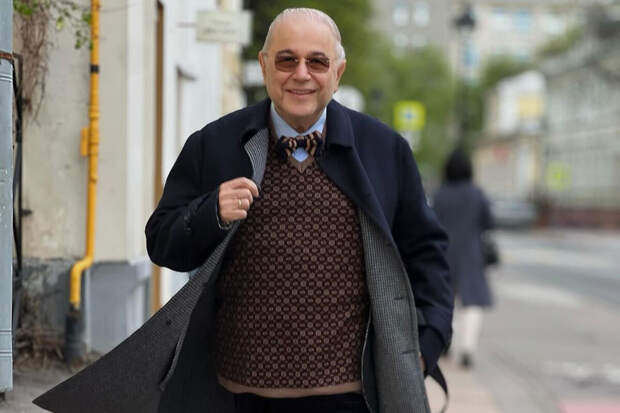 Юморист Евгений Петросян прогулялся по улице в новом образе после больницы