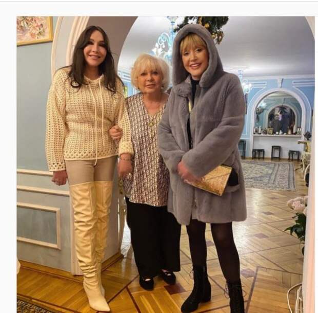 Жена Галкина похвасталась своей шубкой