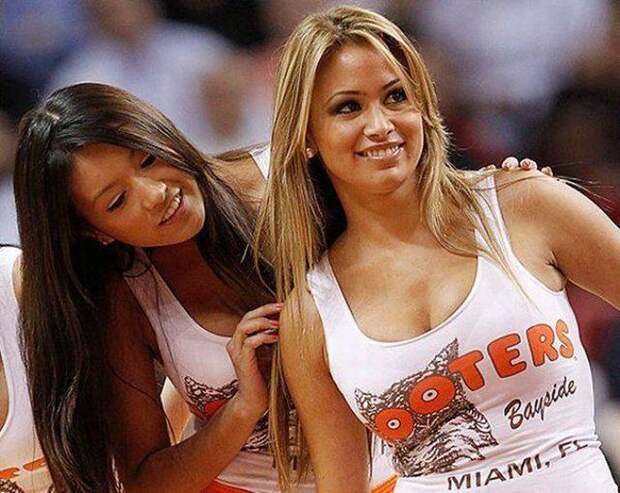Симпатичные девушки из ресторана HOOTERS (46 фото)