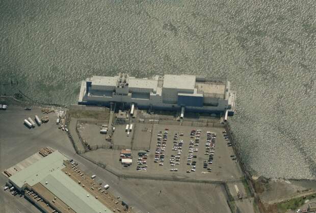 Единственная плавучая тюрьма Vernon C. Bain Center сегодня есть в США / Фото: ru.esosedi.org