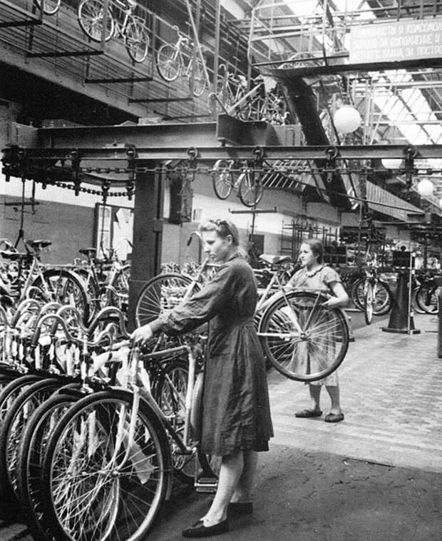 Цех сборки велосипедов на 1-м Государственном автомобильном заводе им. И.В. Сталина. ЗИЛ сто лет|Фото: