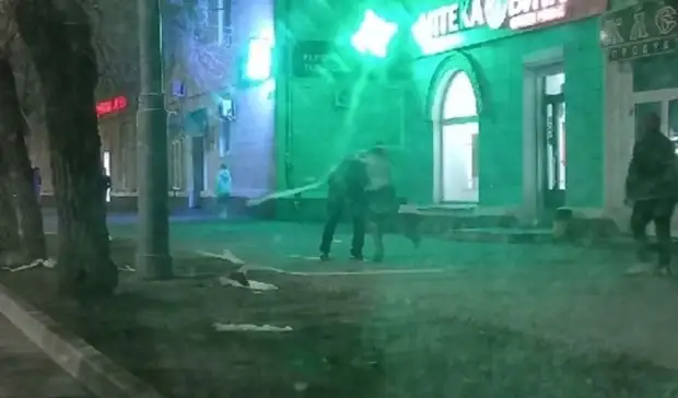 Обмотанного туалетной бумагой человека заметили на улице Орска