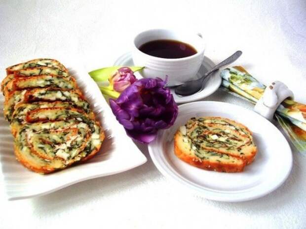 Блинно-заливной рулет со шпинатом, яйцом и брынзой к завтраку