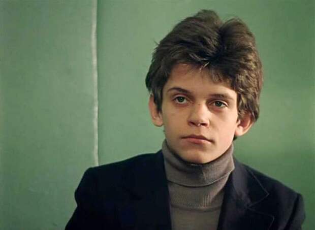 Антон Андросов в фильме *Плюмбум, или Опасная игра*, 1986 | Фото: kino-teatr.ru Антон Андросов в фильме *Плюмбум, или Опасная игра*, 1986 | Фото: kino-teatr.ru
