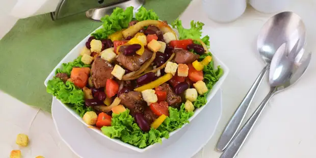 10 очень вкусных салатов с сухариками