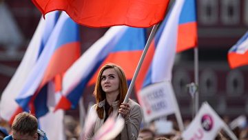 Девушка на праздничном концерте в честь Дня России на Красной площади
