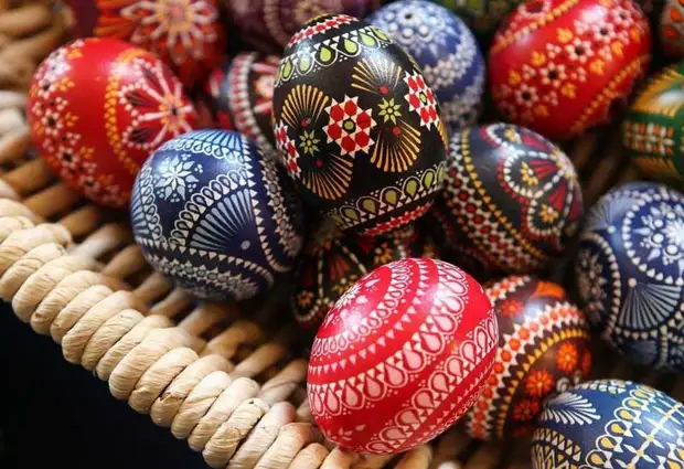 Как красиво покрасить яйца на Пасху: 15 способов от «Едим Дома»