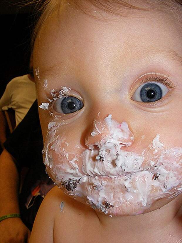 Ребенок съел крем. Ребенок испачкался в мороженом. Ребенок измазался в креме.