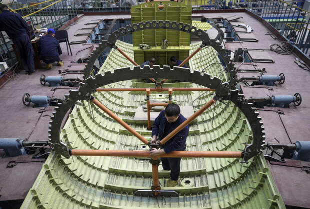 Сотрудники завода в цехе производства первых образцов модернизированного Ту-160 новой постройки на Казанском авиационном заводе имени С.П. Горбунова