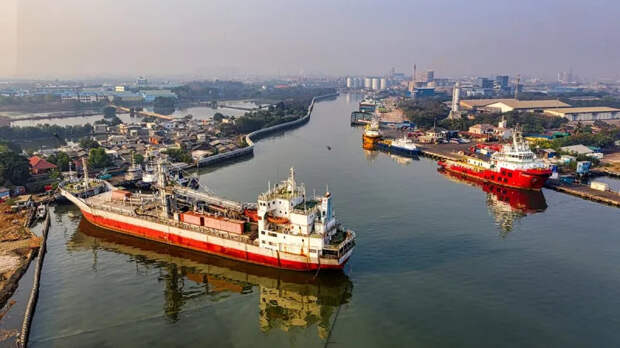 Крупнейший порт мира заправляет торговый флот планеты мазутом РФ