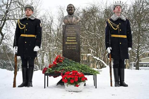 В Петербурге установили памятник Герою Советского Союза Михаилу Исакову