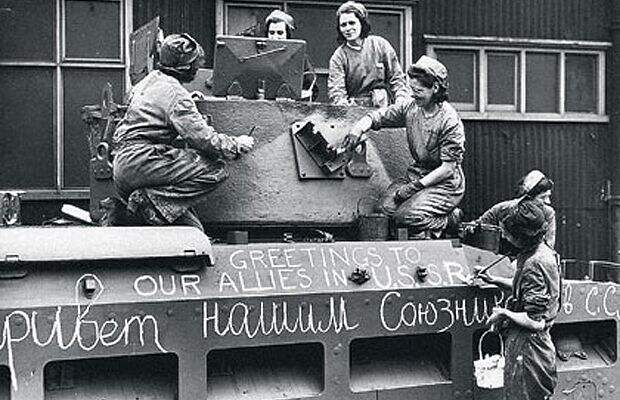 Английские женщины готовят танк «Матильда» к отправке в СССР по ленд-лизу. В Великобритании тогда все советское было очень модным и популярным, так что работницы с искренним удовольствием выводят на броне танка русские слова.