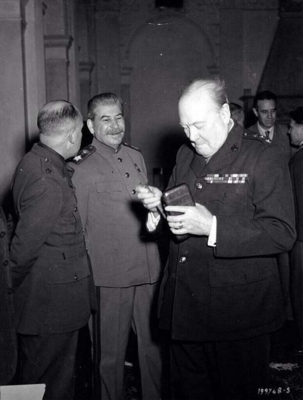 Сталин впервые видит Samsung Galaxy Note. СССР, прикол, советский союз, фотография