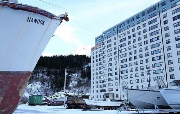Странное соседство единственного жилого дома в городе (Whittier, Аляска). | Фото: nash-nyc.com. Странное соседство единственного жилого дома в городе (Whittier, Аляска). | Фото: nash-nyc.com.