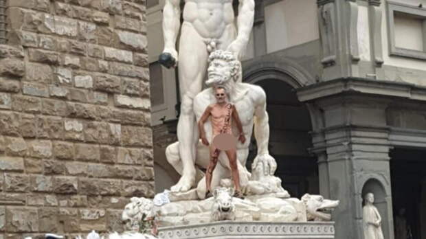 Голый мужчина влез на статую в центре Флоренции