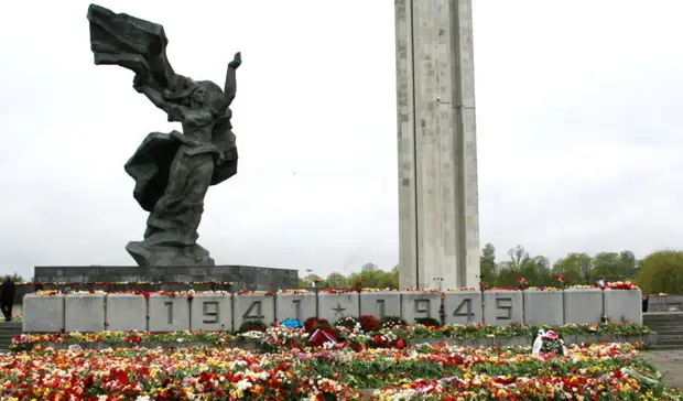 Сейм Латвии запретил собираться у памятников Советской Армии