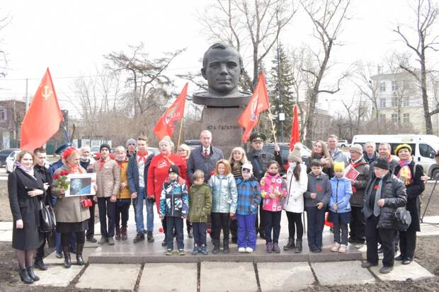 Коммунисты и комсомольцы возложили цветы к памятнику Гагарину в Иркутске