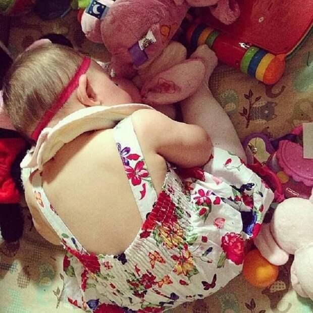 Бессонница их не мучает: смешные фото, где дети засыпают в любом положении и в любом месте