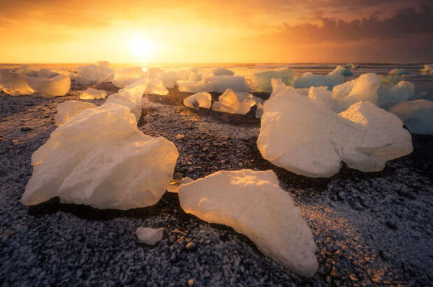 Глыбам льда, которые сползают в лагуну, — сотни тысяч лет.
